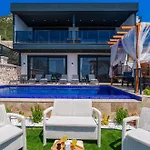 Kalkan'da Deniz Manzarali Lueks Tatil Villasi *