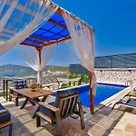 Kalkan'da Deniz Manzarali Lueks Tatil Villasi וילה קס