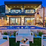 Kalkan'da Deniz Manzarali Lueks Tatil Villasi וילה קס