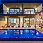 Kalkan'da Deniz Manzarali Lueks Tatil Villasi וילה קס
